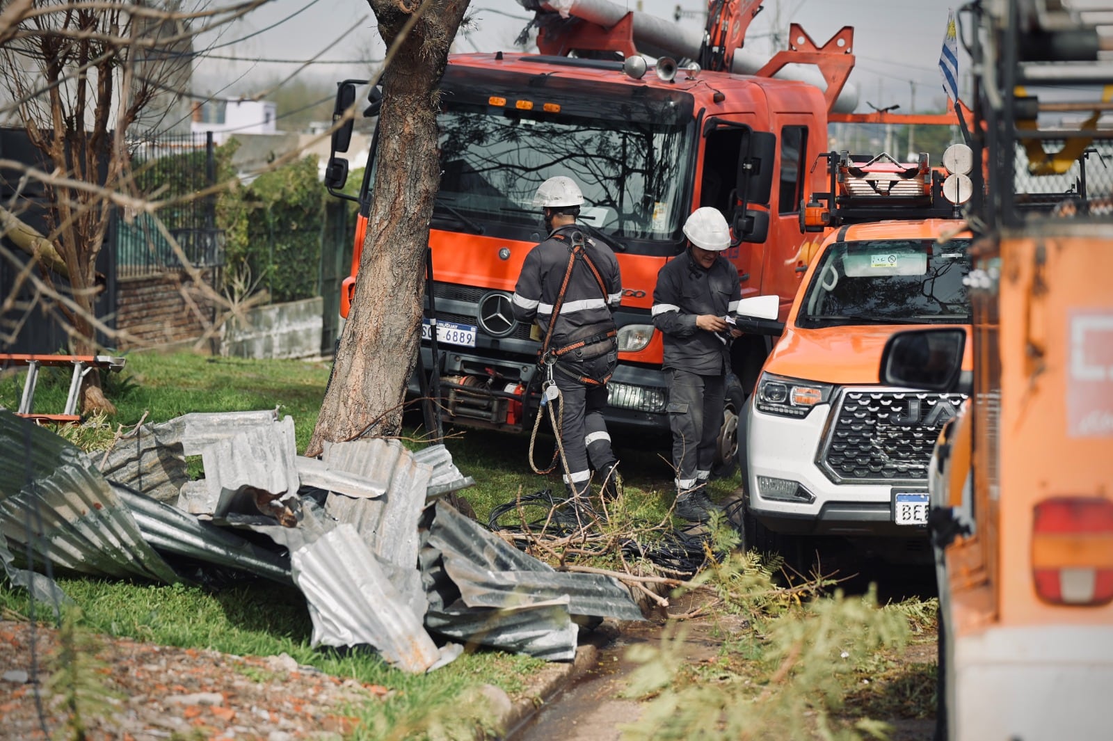 Volaron chapas, columnas y cables durante un temporal en Uruguay (UTE)