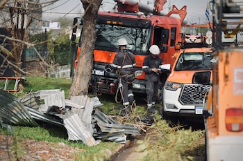 Volaron chapas, columnas y cables durante un temporal en Uruguay (UTE)