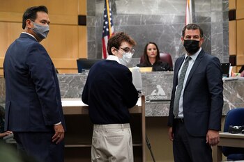 Cruz junto a sus abogados