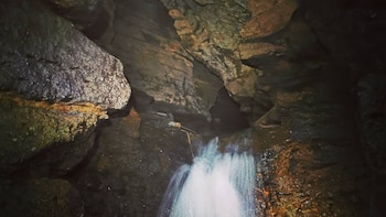 Familia queda atrapada en una gruta de Cuetzalan, Puebla: rescatan a dos personas y buscan a otras cuatro