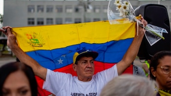 Familiares de presos políticos denuncian abandono en las cárceles de Venezuela tras el doble terremoto