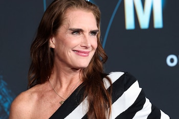 A los 60 años, Brooke Shields afirma que se siente más cohibida en escenas íntimas debido a las exigencias físicas y el paso del tiempo (REUTERS/Caitlin Ochs)