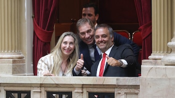 Ante una oposición impotente, el