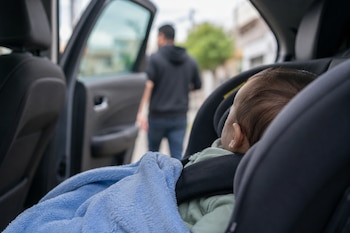 Elementos de seguridad y personal del DIF de Ecatepec resguardaron a un bebé de seis meses que fue abandonado dentro de un taxi de aplicación; el menor permanecerá bajo protección mientras se esclarece su situación jurídica
