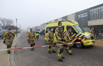 Equipos de emergencia en el lugar de la explosión en Bovenkarspel (REUTERS/Eva Plevier)