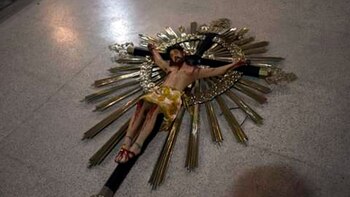 También fue destruida la cruz