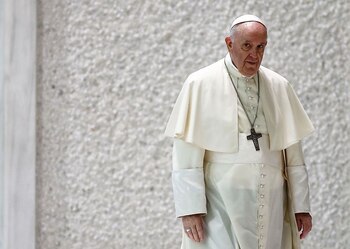 FOTO DE ARCHIVO: Papa Francisco llega para una audiencia general en el Vaticano 25, 2021. REUTERS/Guglielmo Mangiapane