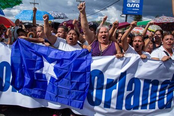 Un grupo de mujeres gritan