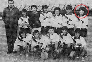 Rubén González (DT), Roberto Mendoza, Castacnazo, Rubén Fernández, Carlos Fano, Luis Martínez y Marcelo Tinelli. Abajo: Omar Servian, Felipe Traine, Leonardo Bielow, Sergio Torres y el Chino Báez