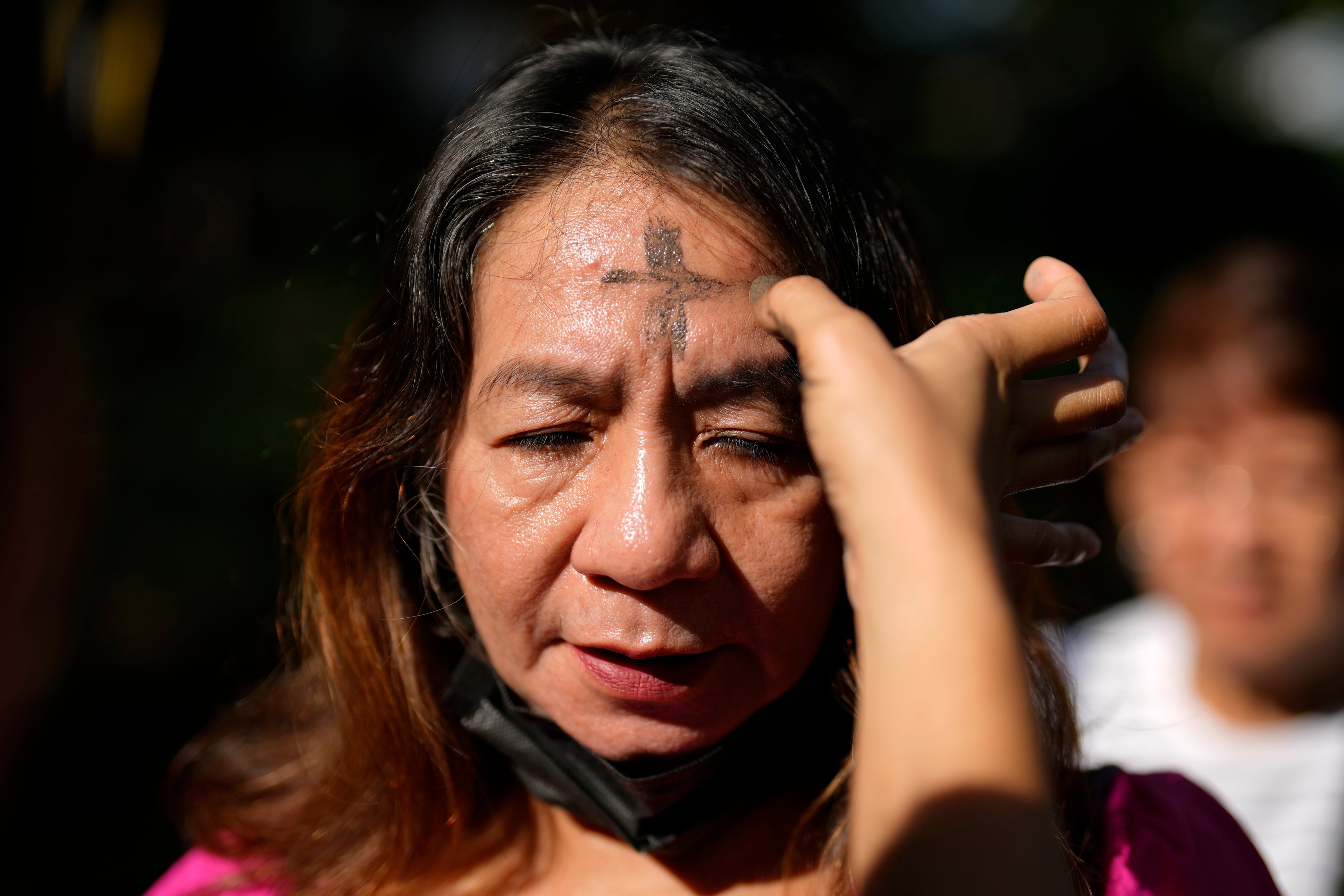 El Miércoles de Ceniza, que da inicio a la Cuaresma, se celebra con la imposición de ceniza a los fieles (AP foto/Aaron Favila)