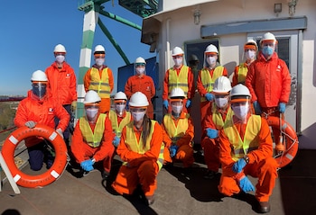 De más de 200 buques