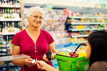 Cajas para adultos mayores en supermercados
