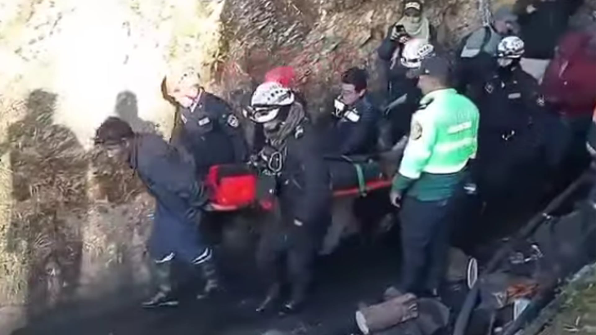 El operativo de rescate movilizó a mineros voluntarios, autoridades y familiares, quienes trabajaron sin descanso para salvar al único sobreviviente del colapso en la mina de carbón.