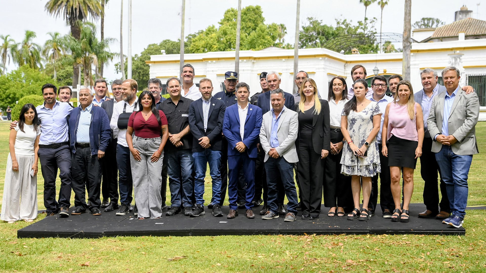 Axel Kicillof e intendentes junto a la cúpula policial