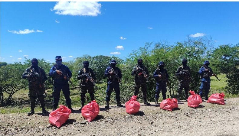 La Fuerza Armada de Nicaragua incautó 150 paquetes de presunta cocaína tras un enfrentamiento en las costas de Chinandega. (Cortesía: Ejército de Nicaragua)