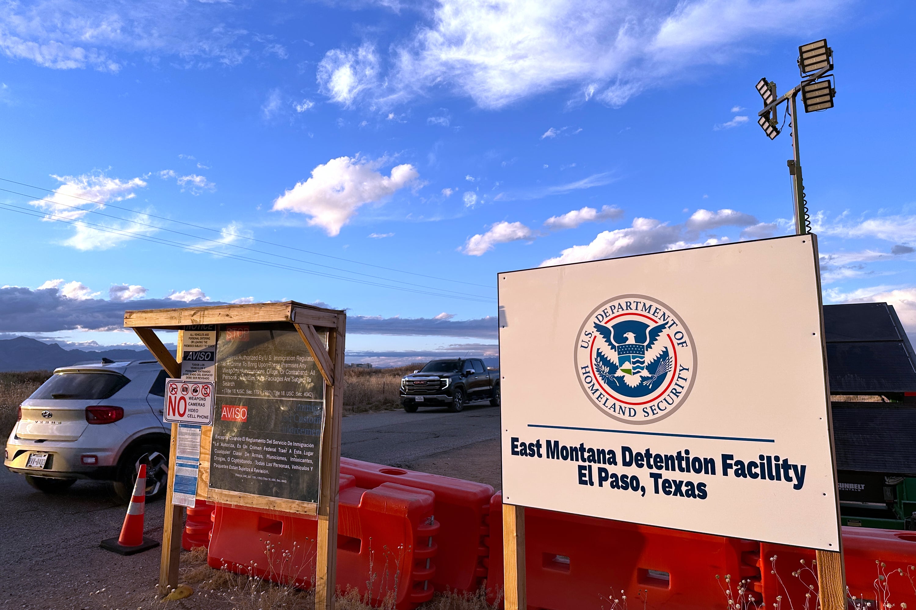 La entrada del centro de detención de inmigrantes Camp East Montana cerca de El Paso, Texas, el 13 de febrero del 2026. (AP foto/Morgan Lee)