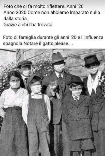 Una familia con barbijos en