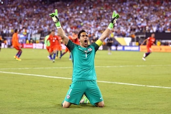 Claudio Bravo en la final de la Copa América. (Brad Penner/Reuters)