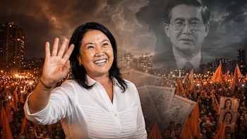 Keiko Fujimori sonríe y saluda a una multitud con banderas anaranjadas; Alberto Fujimori, un mapa de Perú y papeletas electorales se superponen en el fondo urbano