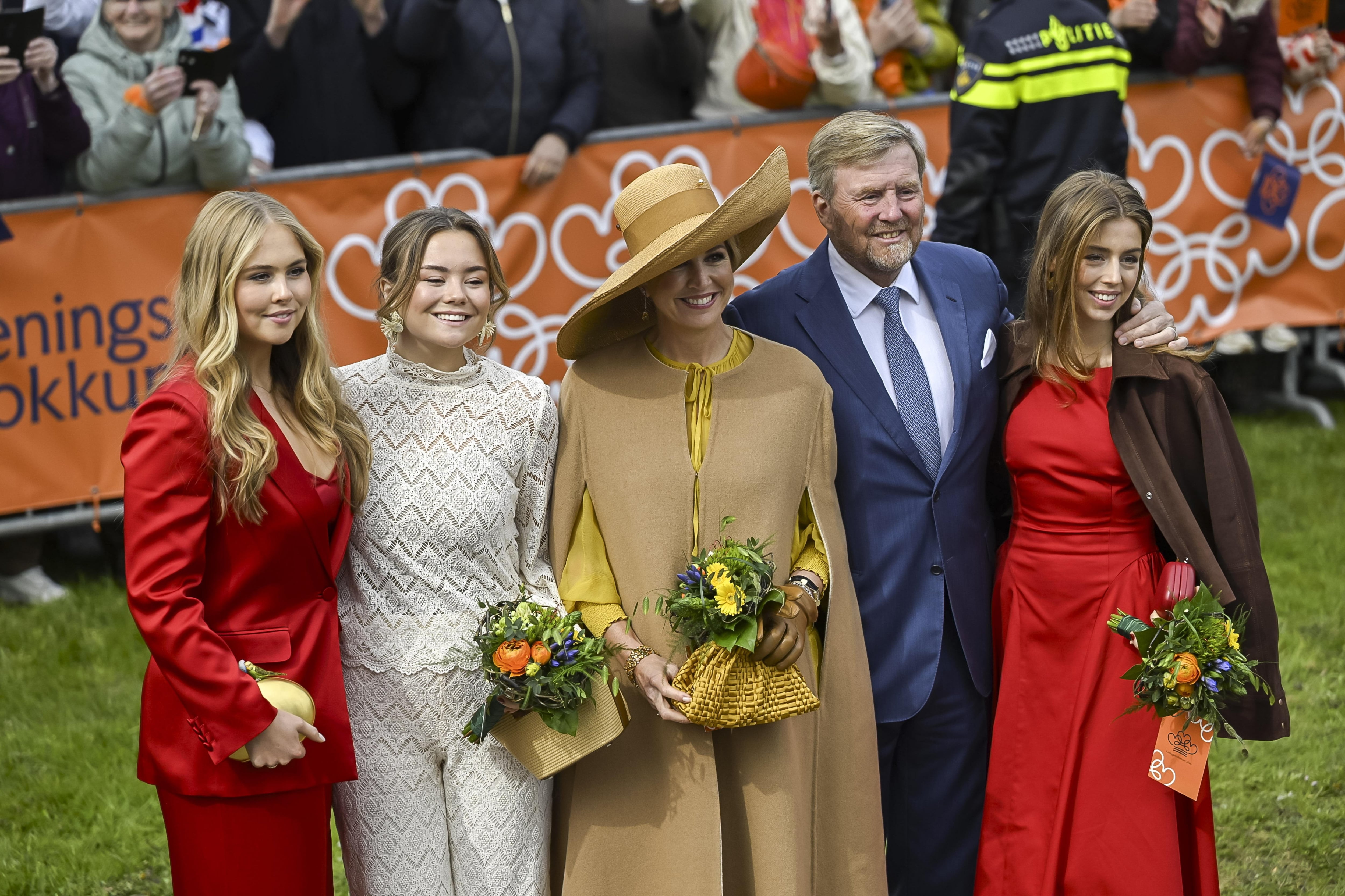 La familia real, con (de izquierda a derecha) la princesa heredera Catalina Amalia, la princesa Ariane, la reina Máxima, el rey Guillermo Alejandro y la princesa Alexia de los Países Bajos, llega a Dokkum para la celebración del Día del Rey, en Dokkum, Países Bajos, el 27 de abril de 2026. (EFE/EPA/JILMER POSTMA).