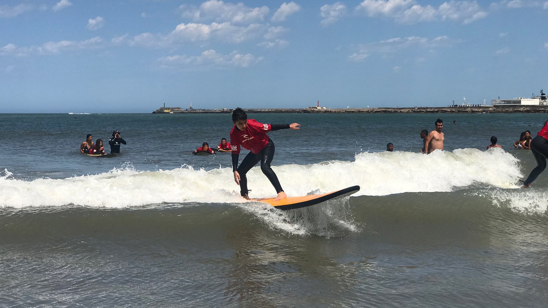 El surf en Mar del Plata permite disfrutar de las olas y del mar, mientras se ejercita el equilibrio, la fuerza y la resistencia
