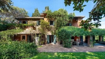 La villa de Sophia Loren y Carlo Ponti en la Vía Apia Antigua de Roma vuelve a estar a la venta: tiene una gruta de la época romana, pero la cifra es exorbitante