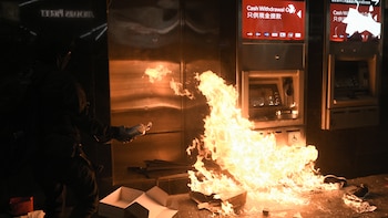 Manifestantes vandalizaron una sucursal bancaria (Philip FONG / AFP)