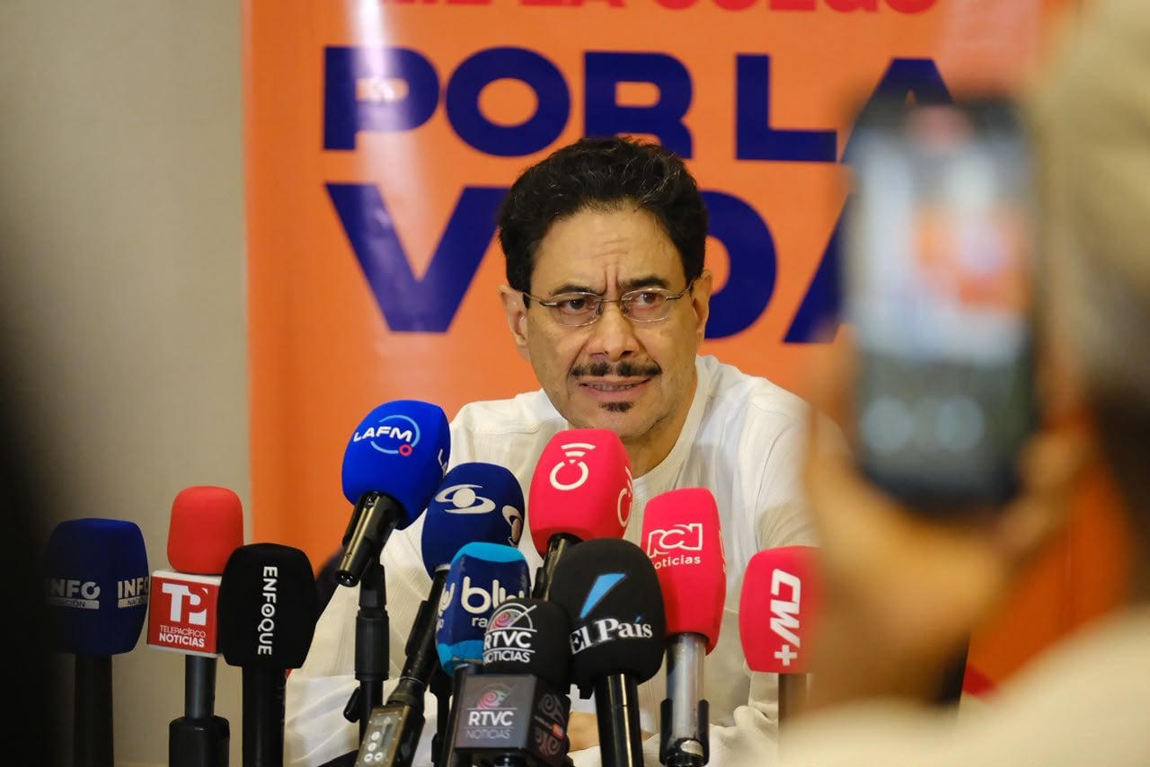 Iván Cepeda afirmó que los encuentros de este tipo deben realizarse exclusivamente entre quienes aspiran a la jefatura del Estado - crédito @IvanCepedaCast/X
