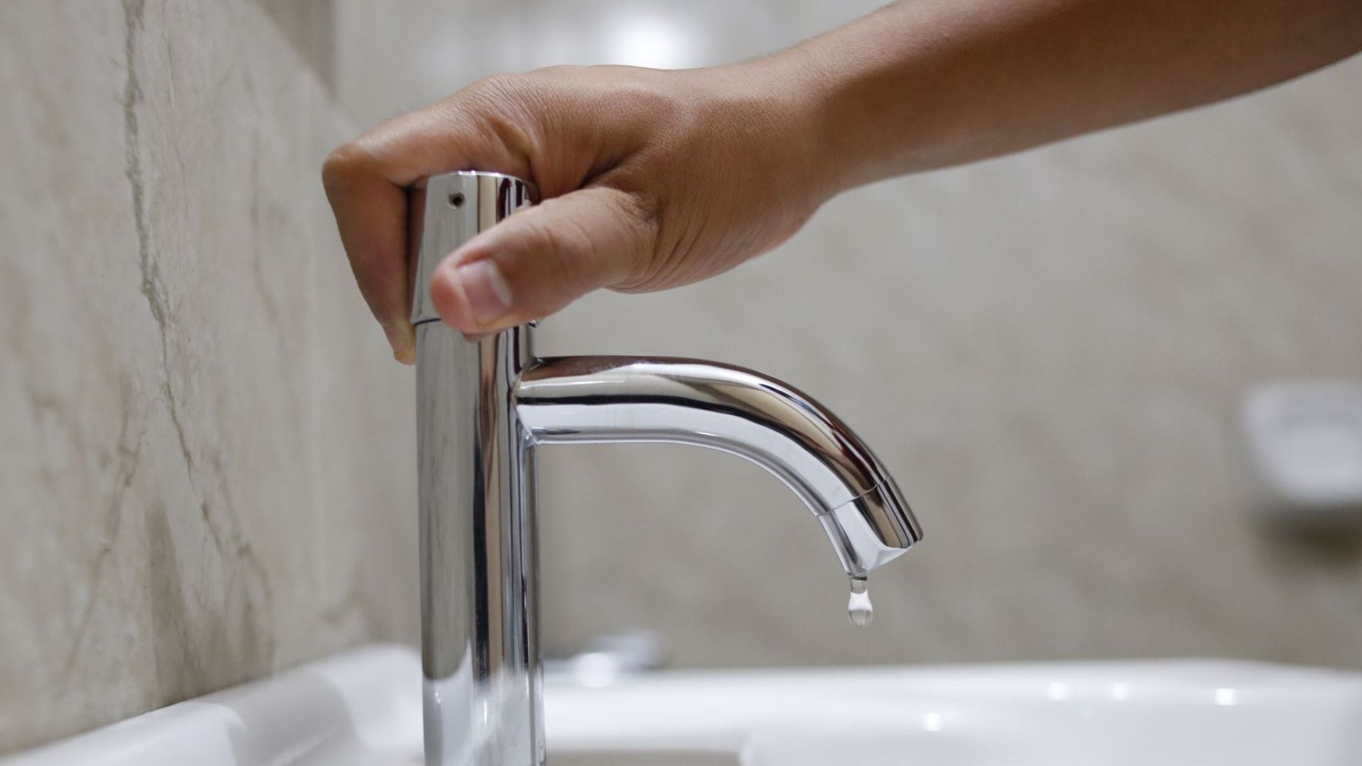 Prioriza el consumo para beber y preparar alimentos. Evita usar agua para tareas no esenciales mientras dure el corte - Créditos: Andina.