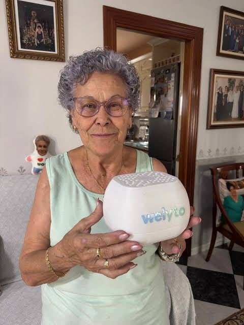 Welyto conversa por voz, propone ejercicios cognitivos y permite a las familias enviar mensajes y recordatorios a las personas mayores.