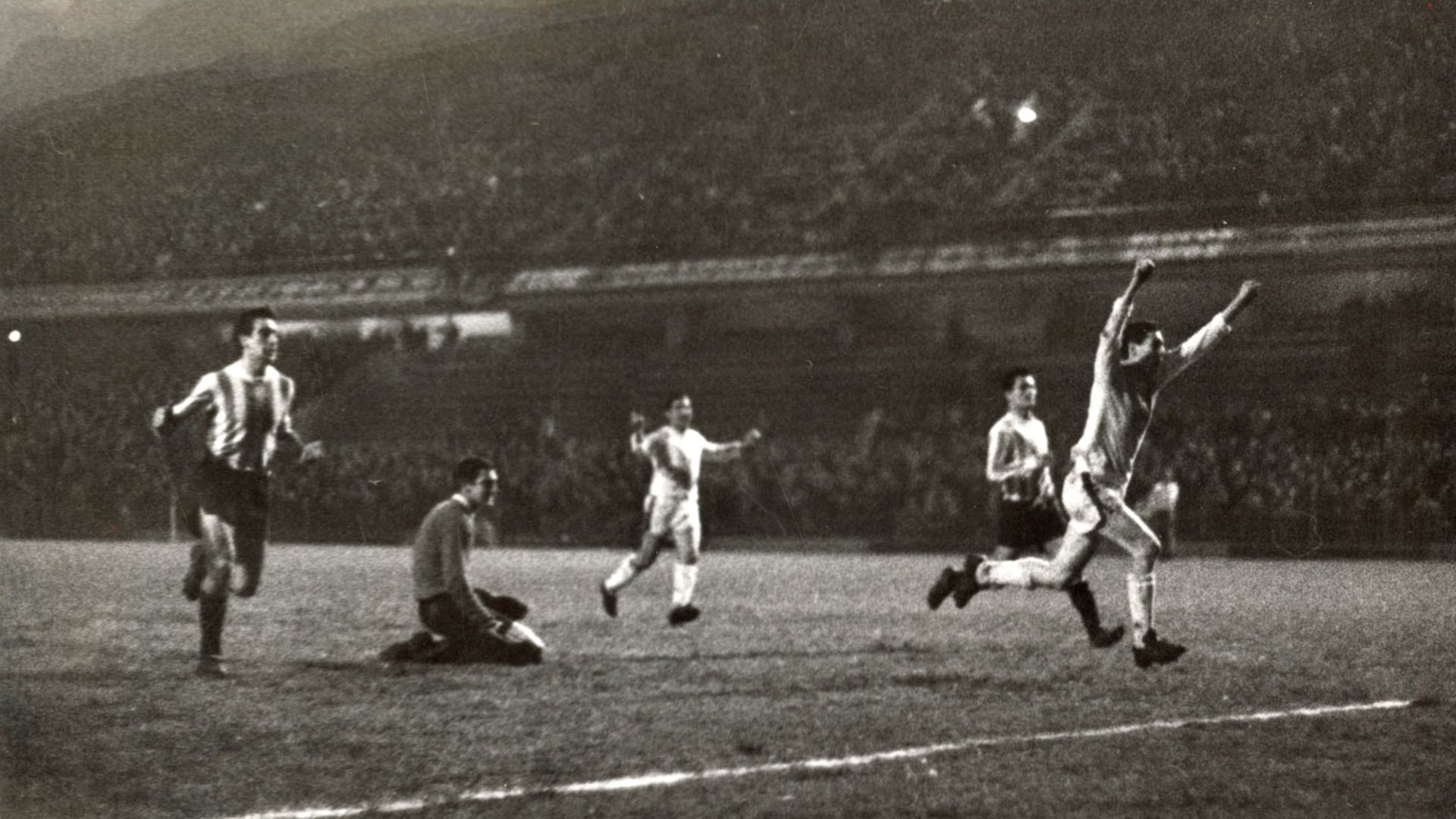 Bulla festeja el 3-1 apenas comenzado el segundo tiempo, cuando parecía todo definido