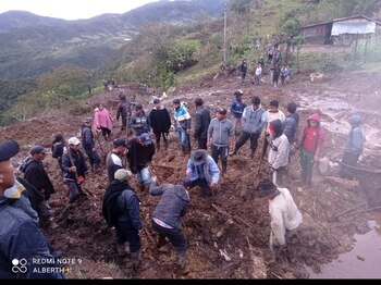 Habitantes ayudaron a sacar los