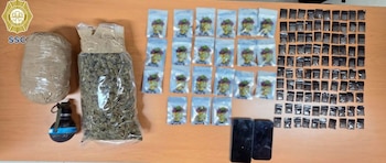 El registro arrojó una granada de fragmentación, un paquete envuelto en cinta canela y una bolsa de plástico con aparente marihuana, 21 bolsitas con el mismo vegetal, 100 bolsitas color negro con una sustancia sólida con características de cocaína y dos teléfonos celulares. Créditos: SSC