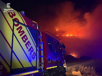 Efectivos de bomberos de l Consorcio Provincial de Castellón en el incendio de Sierra Engarcerán. (Bombers Diputación Castellón/Europa Press)