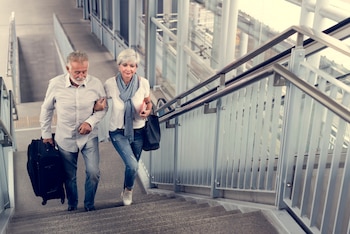 Adultos mayores subiendo escaleras