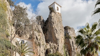 El pueblo de Alicante que crece en la roca y su castillo roza el cielo