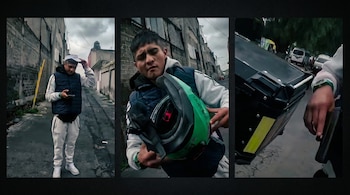 Tríptico de un joven en un entorno urbano. Izquierda: hombre con gorra y teléfono. Centro: el mismo hombre con casco verde. Derecha: una mano sosteniendo una pistola junto a una caja de motocicleta negra.