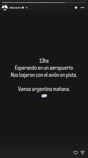 Publicación de red social con texto sobre estar varado en un aeropuerto, animando a Argentina, con emoji de bandera y nombre de usuario viale.nacho