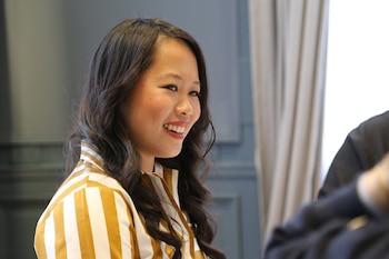 La visita de Ana Huang a Buenos Aires reunió a decenas de lectoras en el Recoleta Mall, donde la fila comenzó seis horas antes de la firma de libros - (Gentileza de Editorial Planeta)