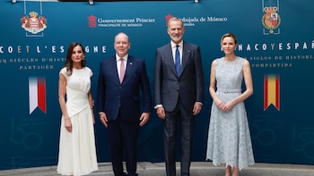 Los Reyes visitan con los príncipes de Mónaco las exposiciones conmemorativas de la relación bilateral