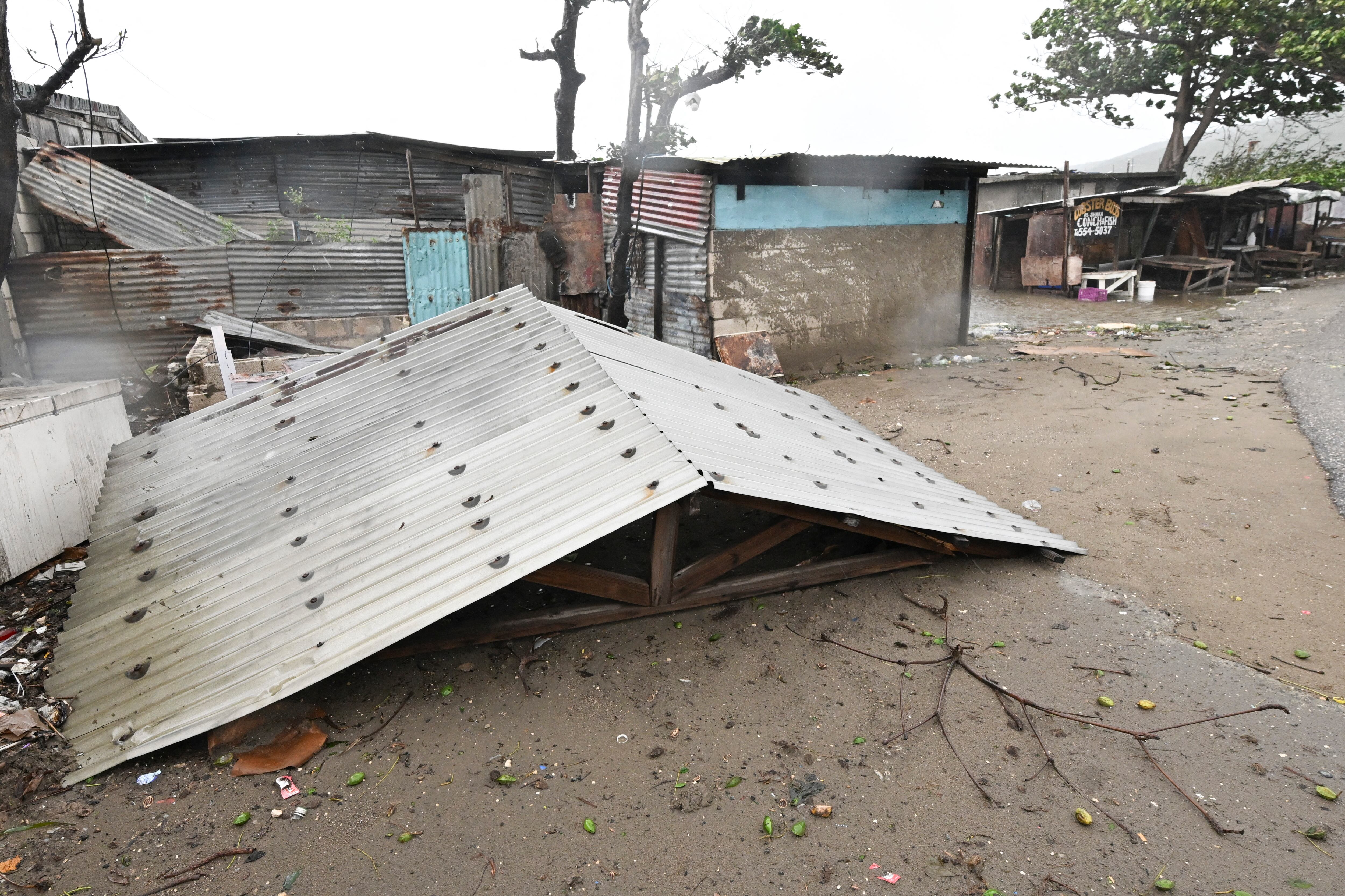 Las primeras horas tras el impacto dejaron escenas de calles anegadas, deslizamientos de tierra, árboles arrancados y techos desprendidos sobre viviendas y hospitales (Ricardo Makyn / AFP)