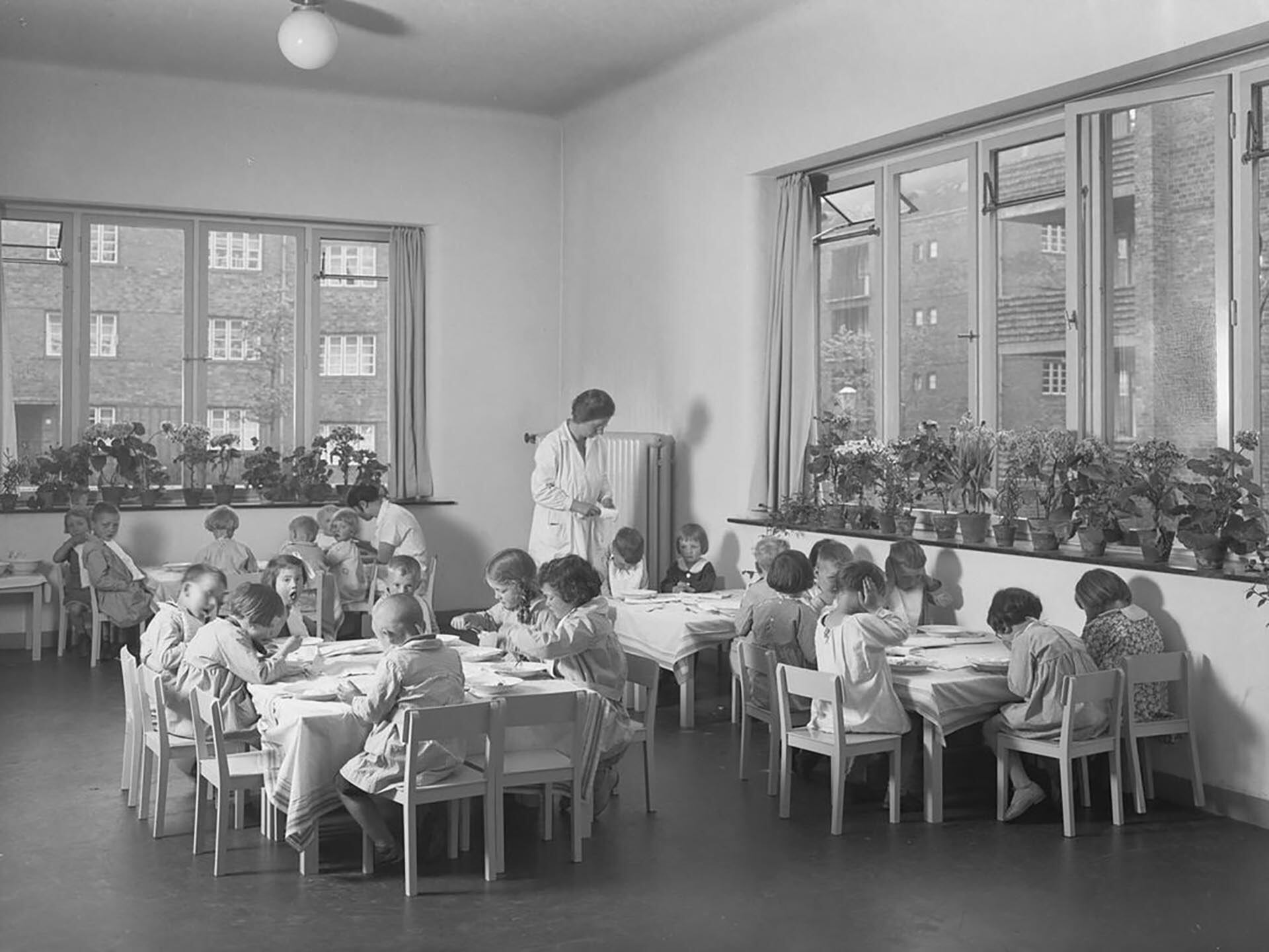 Libertad de movimiento, materiales específicos y autoeducación son pilares que distinguen la práctica Montessori del modelo tradicional (Wikipedia)