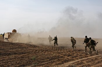 Un transporte blindado de tropas del Ejército de Turquía lidera el avance de milicias árabes alineadas con Ankara, tras cruzar la frontera e ingresar en Siria (Nazeer Al-khatib / AFP)