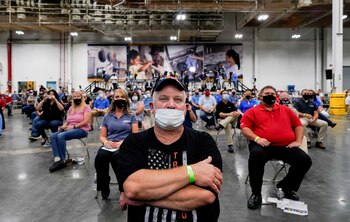 Un trabajador con una máscara facial de la campaña de Trump 2020 en un mitín en la fábrica de lavarropas de Whirlpool Corporation, en Clyde, Ohio. REUTERS/Joshua Roberts/File Photo/File Photo