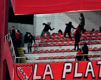 El público local le tiró