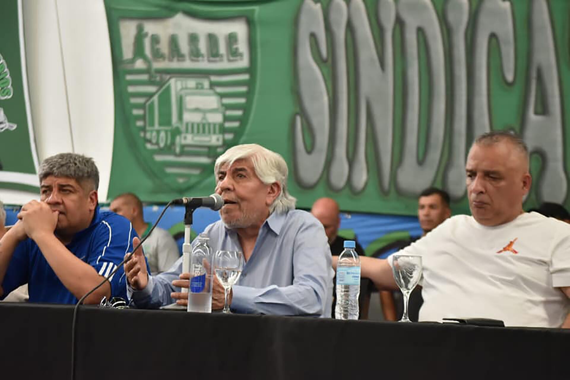 Hugo y Pablo Moyano, junto con Marcelo Aparicio, en una asamblea del Sindicato de Camioneros