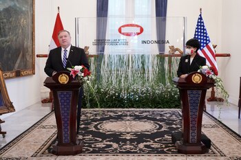 Mike Pompeo con Retno Marsudi
