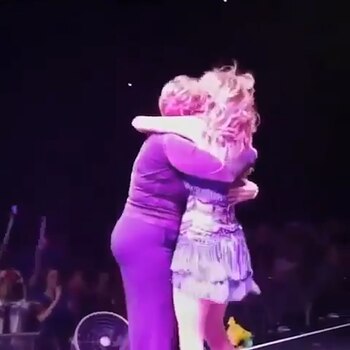 El emotivo abrazo entre madre