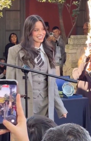 La ceremonia de reconocimiento a Emilia Mernes reunió a cientos de fans, familiares, autoridades y vecinos en la Casa de la Cultura de Nogoyá