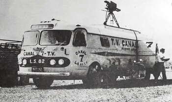 Autobús antiguo con la leyenda Canal 7 Televisión Buenos Aires y una cámara sobre un trípode en el techo